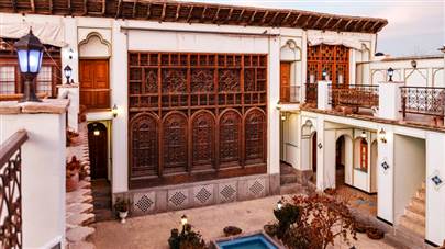 حیاط هتل سنتی عتیق اصفهان
